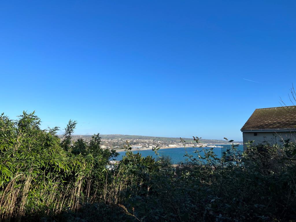 Lot: 73 - DETACHED RESIDENCE ON GOOD SIZED PLOT WITH POTENTIAL -